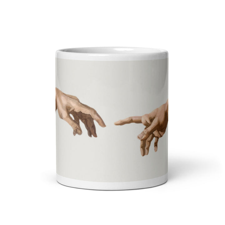Tasse en céramique avec mains touchantes