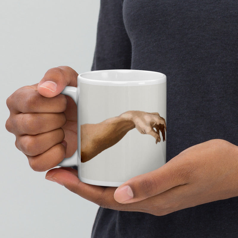 Tasse en céramique avec mains touchantes