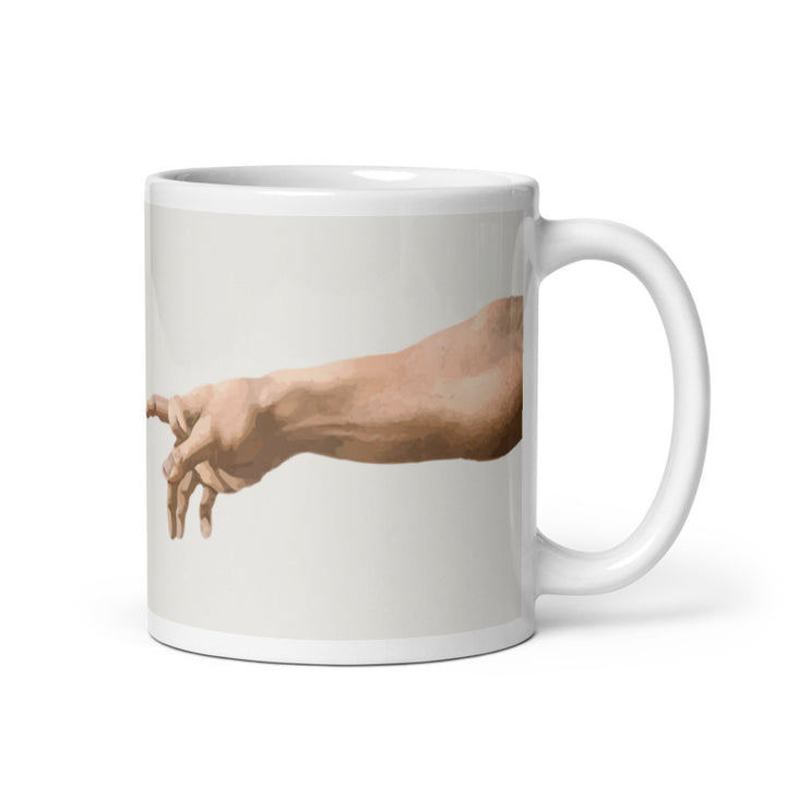 Tasse en céramique avec mains touchantes